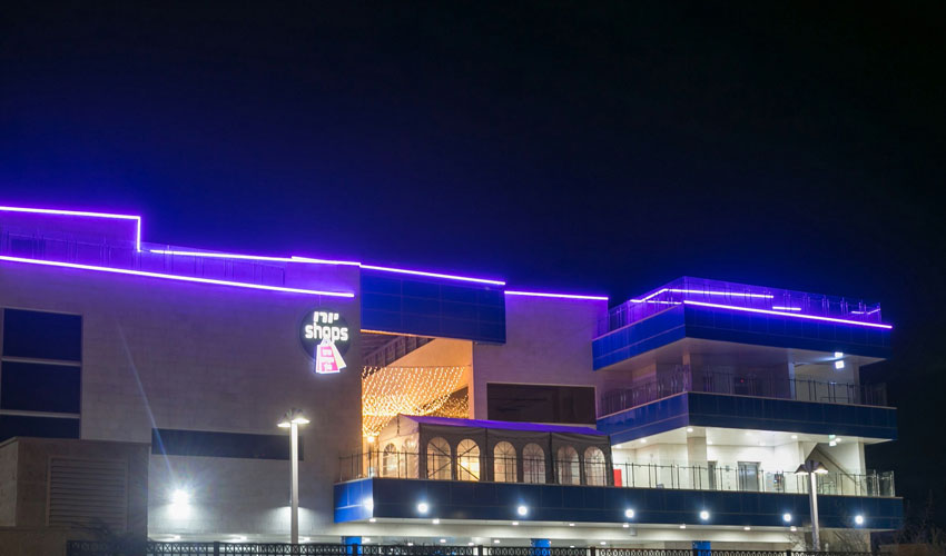 התאורה החיצונית במרכז המסחרי יורו שופס (צילום: יורו ישראל)