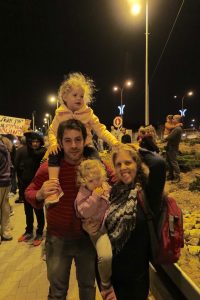 משפחת ביהרי בהפגנה בצומת שילת