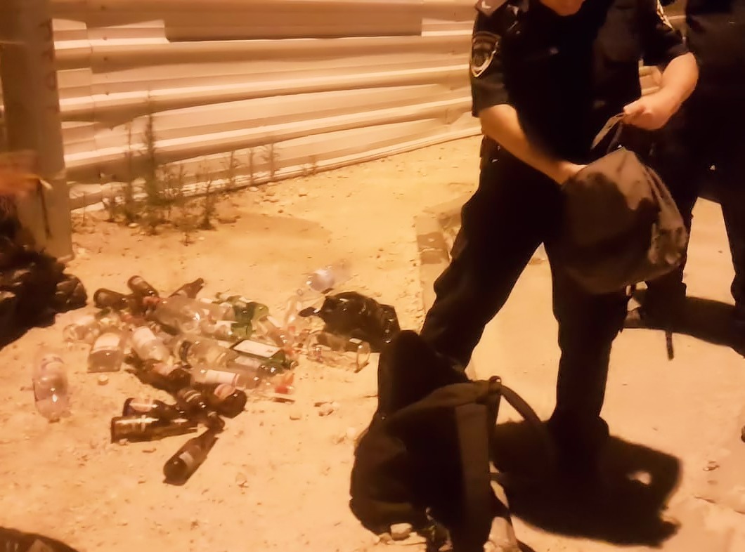 שוטרים שופכים בקבוקי אלכוהול (צילום: דוברות המשטרה)
