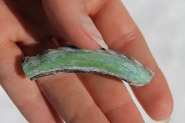 שבר צמיד זכוכית, גבעת התיתורה (צילום: ורד בוסידן, רשות העתיקות)
