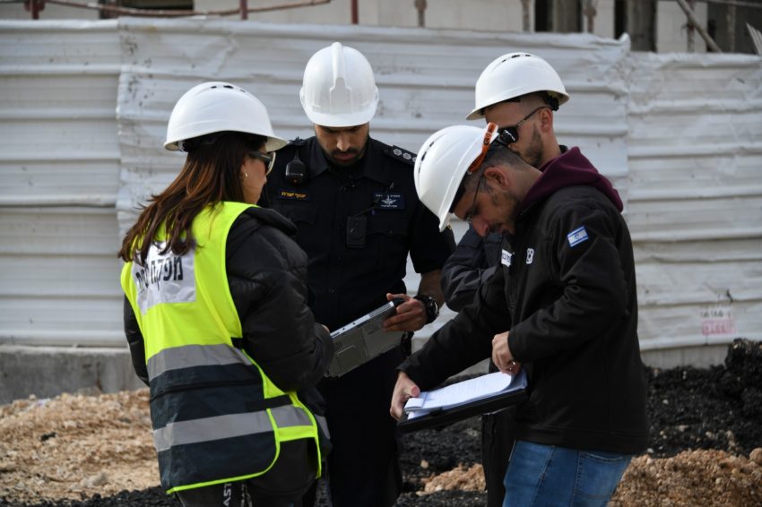 מבצע אכיפה לבטיחות באתרי הבנייה במודיעין (צילום: דוברות המשטרה)