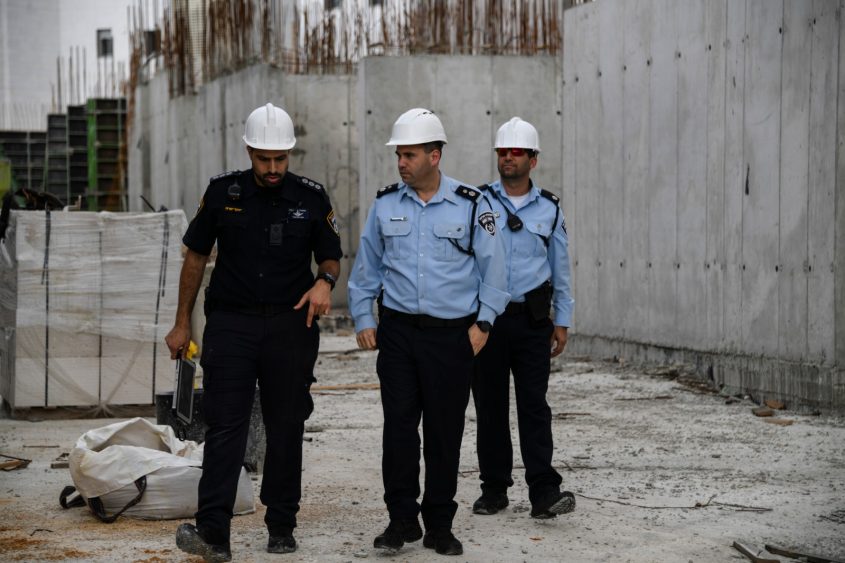 מבצע אכיפה לבטיחות באתרי הבנייה במודיעין (צילום: דוברות המשטרה)