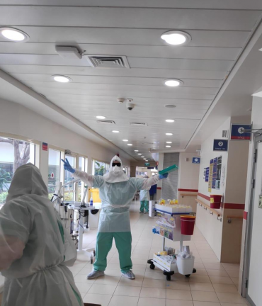 צוות הרפואה במחלקת המבודדת לחולי קורונה בבית החולים אסף הרופא (צילום: פרטי)
